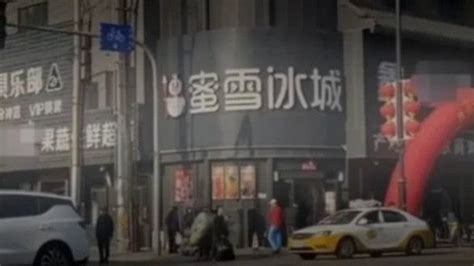 黑底招牌|街道招牌被统一成“黑底白字”，网友：有点膈应